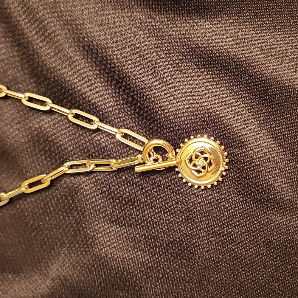 Kendra Scott necklace